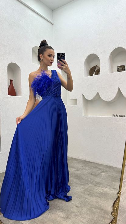 Saks One Shoulder Feather Détail Robe de soirée plissée en satin