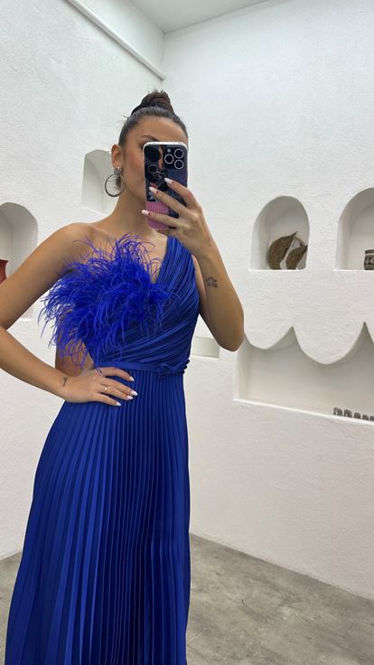 Saks One Shoulder Feather Détail Robe de soirée plissée en satin