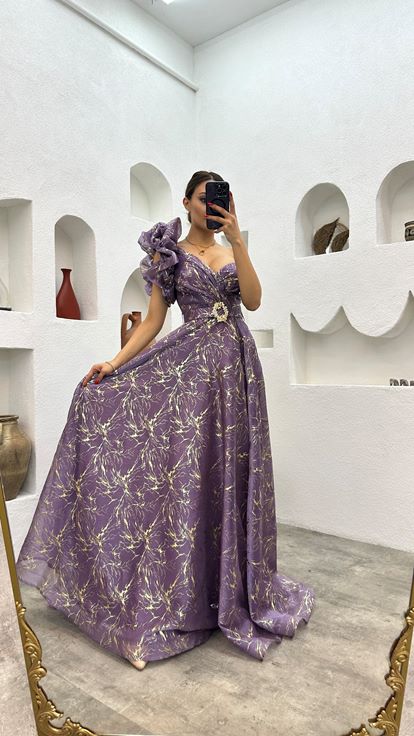 Fliederfarbenes Abendkleid mit Rüschen und Gürtel