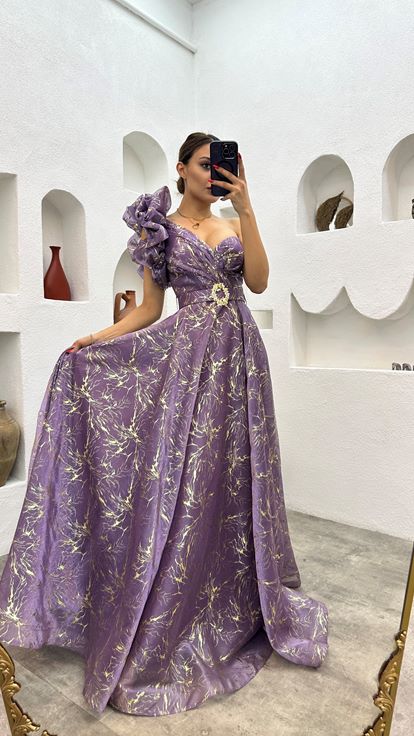 Fliederfarbenes Abendkleid mit Rüschen und Gürtel
