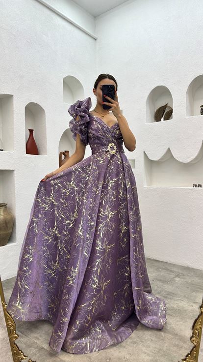 Fliederfarbenes Abendkleid mit Rüschen und Gürtel