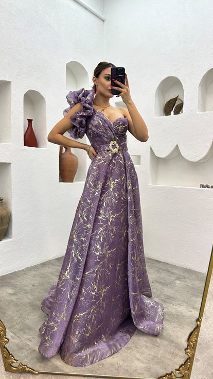 Fliederfarbenes Abendkleid mit Rüschen und Gürtel