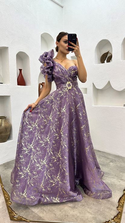 Fliederfarbenes Abendkleid mit Rüschen und Gürtel