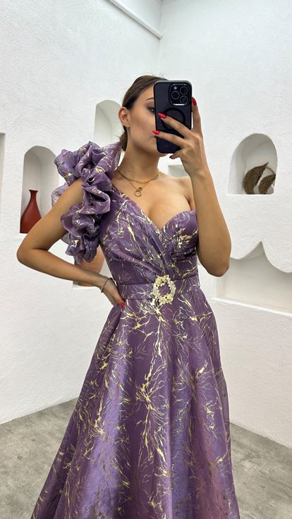 Fliederfarbenes Abendkleid mit Rüschen und Gürtel