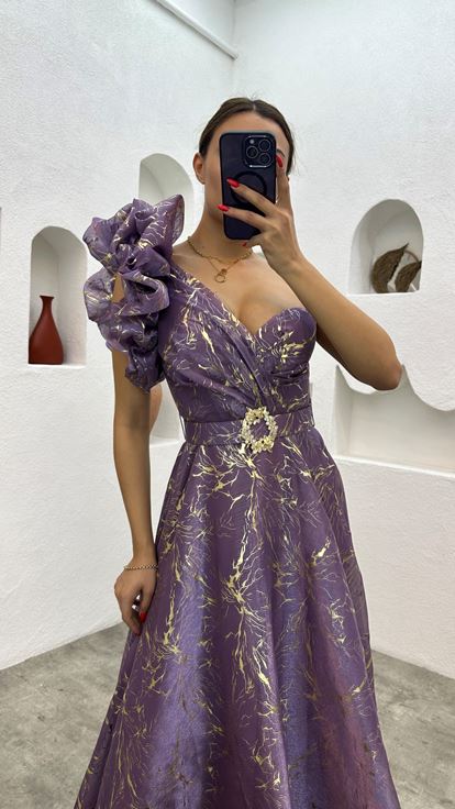 Fliederfarbenes Abendkleid mit Rüschen und Gürtel