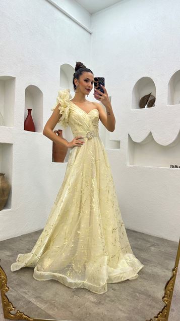 Cremefarbenes Abendkleid mit Rüschenärmeln und Gürtel