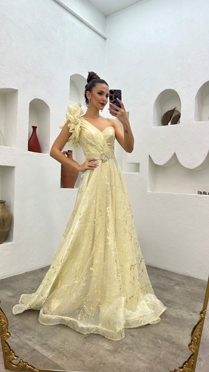 Abito da sera con cintura a balze con manica color crema