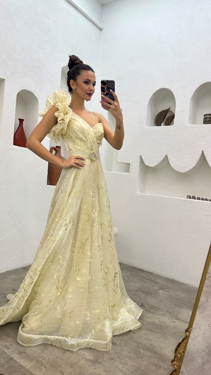 Abito da sera con cintura a balze con manica color crema