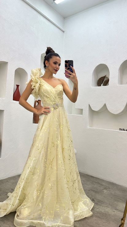 Abito da sera con cintura a balze con manica color crema