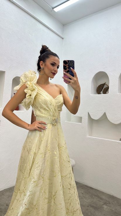 Abito da sera con cintura a balze con manica color crema