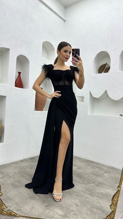 Siyah İşlemeli Tüylü Abiye Elbise