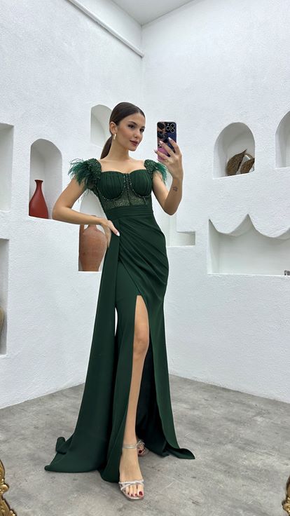 Zümrüt İşlemeli Tüylü Abiye Elbise