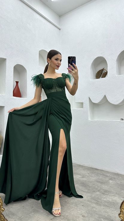 Zümrüt İşlemeli Tüylü Abiye Elbise