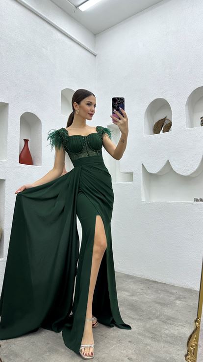 Zümrüt İşlemeli Tüylü Abiye Elbise