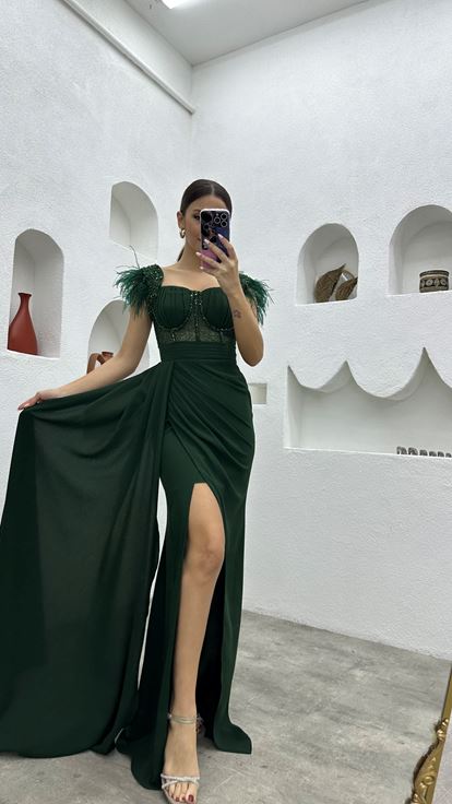 Zümrüt İşlemeli Tüylü Abiye Elbise