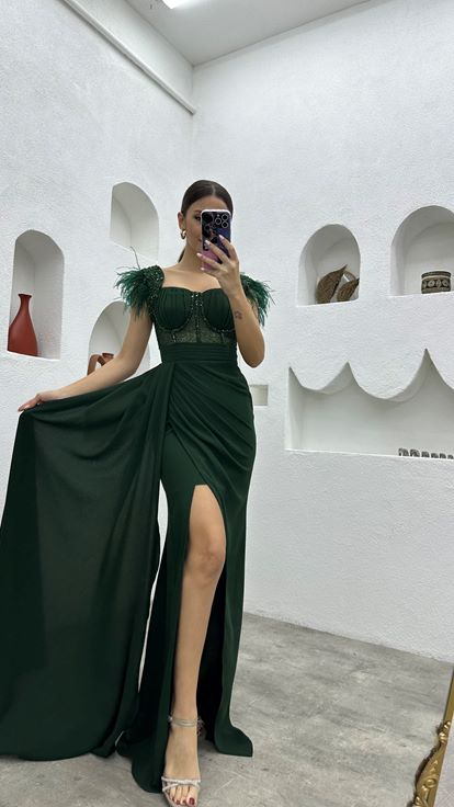 Zümrüt İşlemeli Tüylü Abiye Elbise