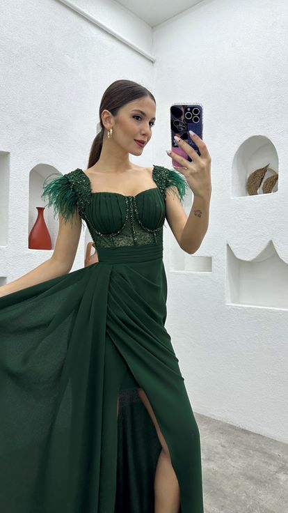 Zümrüt İşlemeli Tüylü Abiye Elbise