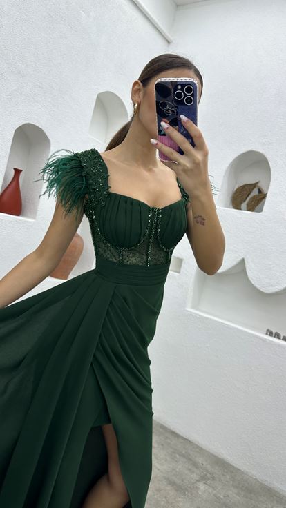 Zümrüt İşlemeli Tüylü Abiye Elbise