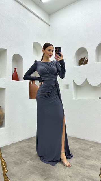 Vestido de noche gris drapeado con cordón