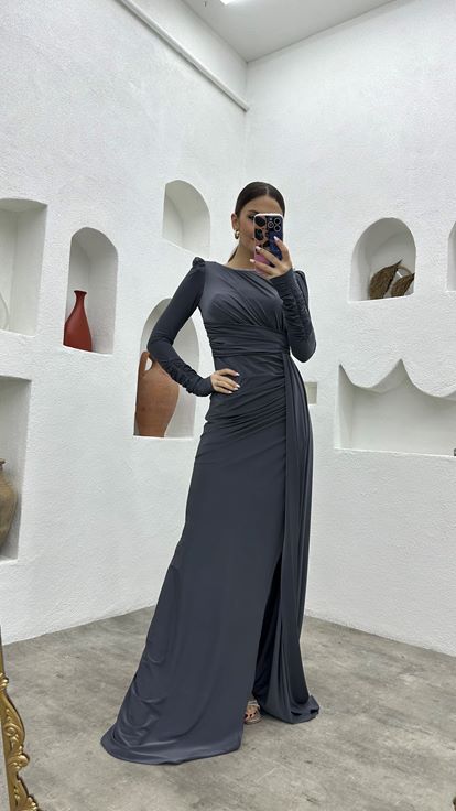 فستان سهرة رمادي مكشكش ومنسدل