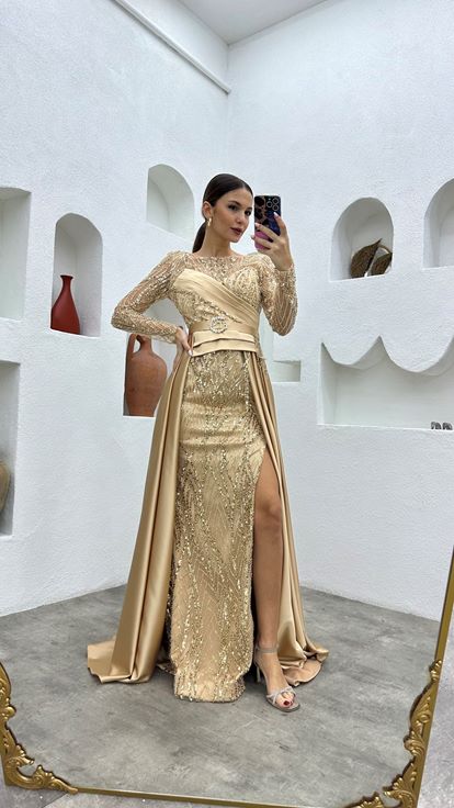 فستان سهرة كريمي اللون مزين بالترتر مع حزام