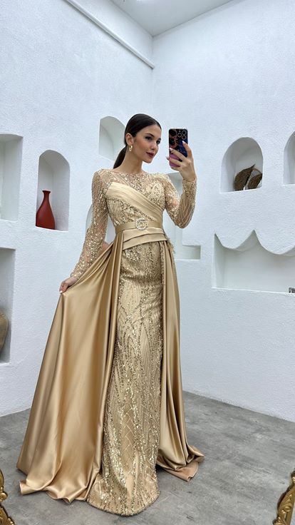 فستان سهرة كريمي اللون مزين بالترتر مع حزام