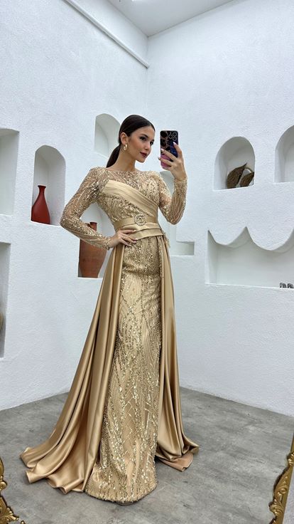 فستان سهرة كريمي اللون مزين بالترتر مع حزام