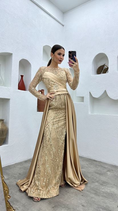 فستان سهرة كريمي اللون مزين بالترتر مع حزام