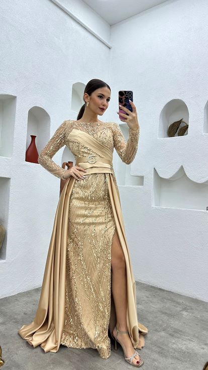 فستان سهرة كريمي اللون مزين بالترتر مع حزام