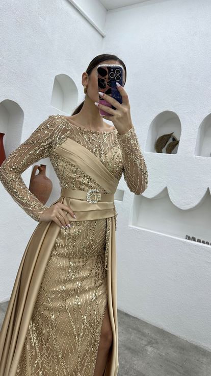 فستان سهرة كريمي اللون مزين بالترتر مع حزام