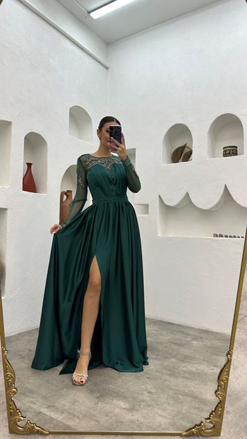 Vestido de noche de satén bordado esmeralda