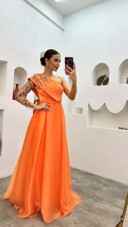 فستان سهرة برتقالي بكتف واحد مطرز