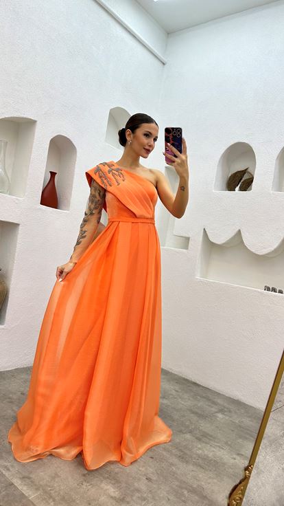 فستان سهرة برتقالي بكتف واحد مطرز