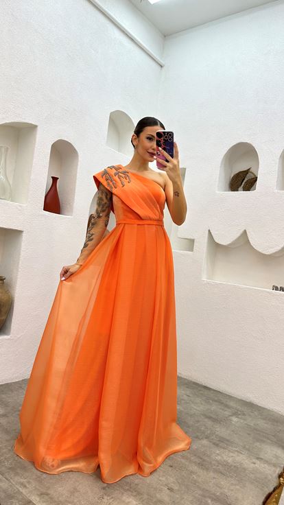 فستان سهرة برتقالي بكتف واحد مطرز