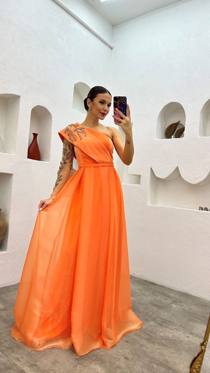 فستان سهرة برتقالي بكتف واحد مطرز