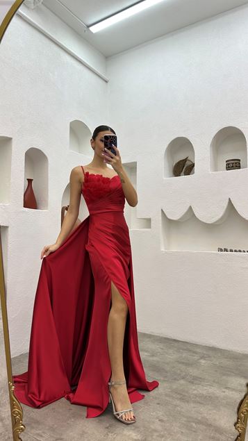 Vestido de noche drapeado de satén con correa de cuerda roja
