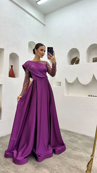Vestido de noche de satén drapeado bordado morado