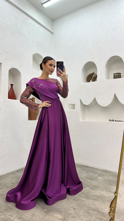 Vestido de noche de satén drapeado bordado morado