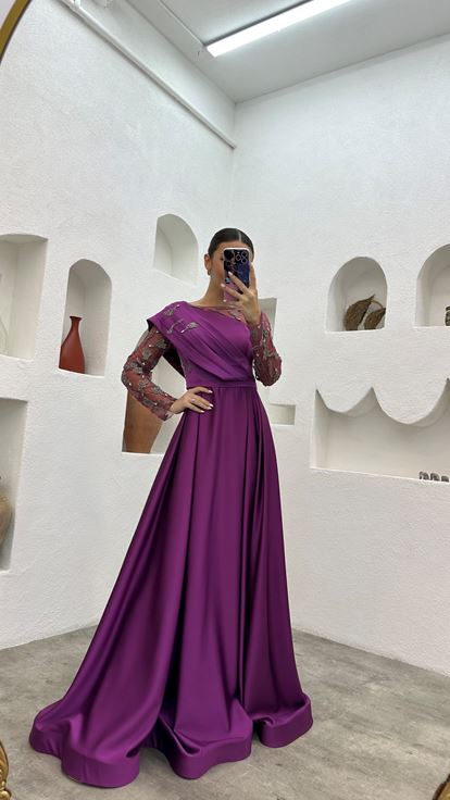Vestido de noche de satén drapeado bordado morado