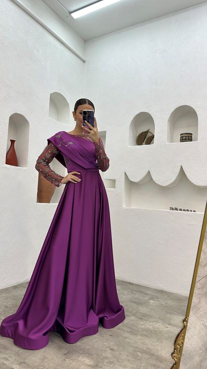 Vestido de noche de satén drapeado bordado morado