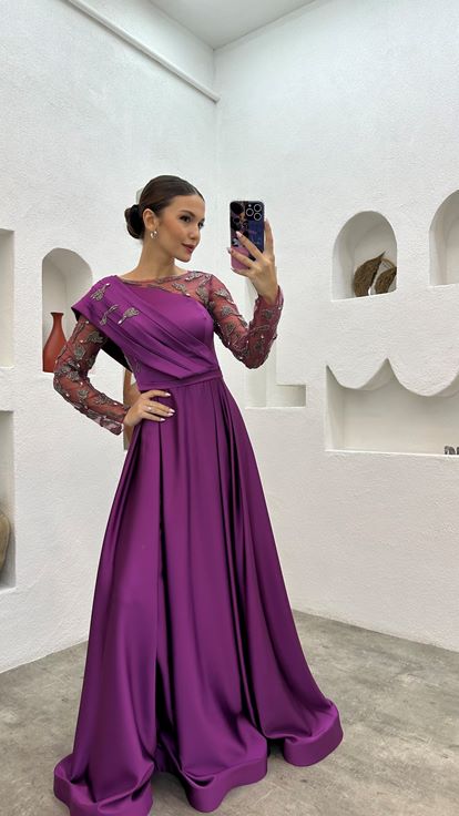 Vestido de noche de satén drapeado bordado morado