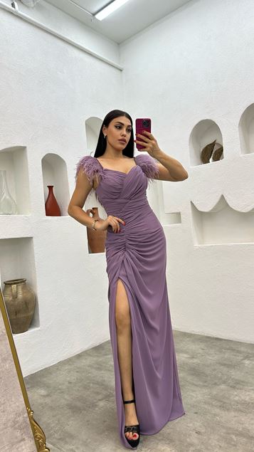 Vestido de noche con cordón con detalle de plumas lila