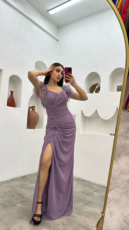 فستان سهرة مكشكش بتفاصيل من الريش الأرجواني