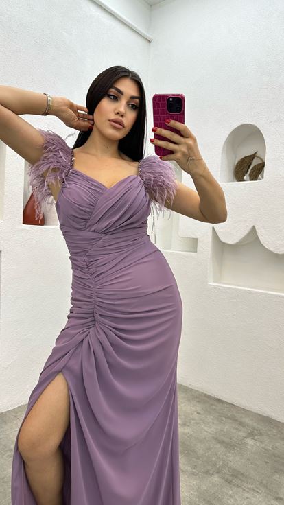 فستان سهرة مكشكش بتفاصيل من الريش الأرجواني