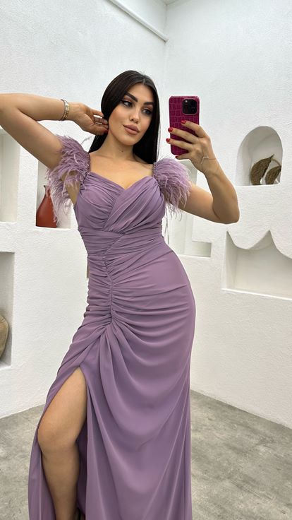 فستان سهرة مكشكش بتفاصيل من الريش الأرجواني