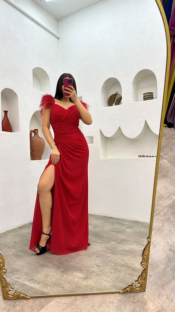 Vestido de noche con cordón con detalle de plumas rojas