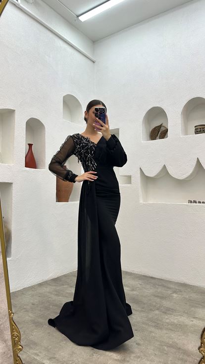 Robe de soirée en satin à col en V brodée noire