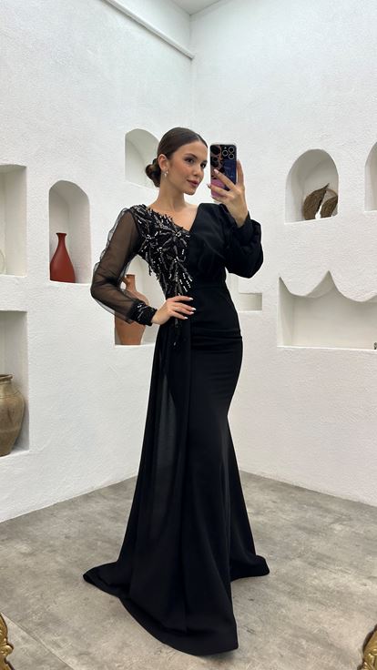 Robe de soirée en satin à col en V brodée noire