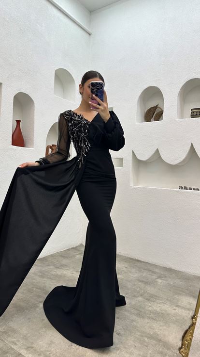 Robe de soirée en satin à col en V brodée noire