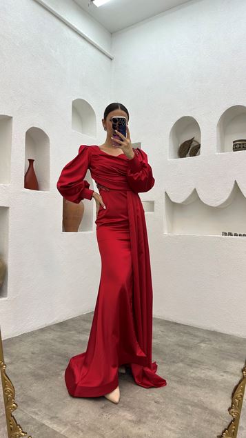 Kırmızı İşlemeli Drapeli Saten Abiye Elbise